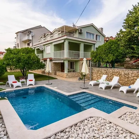 In Okrug Gornji With Pool, Terrace, Ac, Wifi, Washing Machine 3436-5 アパート