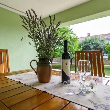In Okrug Gornji With Pool, Terrace, Ac, Wifi, Washing Machine 3436-5 アパート