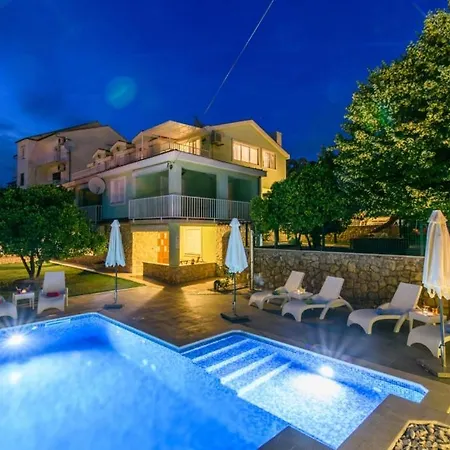 In Okrug Gornji With Pool, Terrace, Ac, Wifi, Washing Machine 3436-5 アパート *