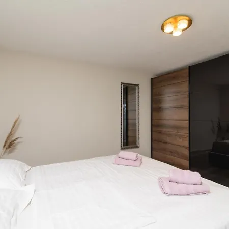 アパート In Okrug Gornji With Pool, Terrace, Ac, Wifi, Washing Machine 3436-5 トロギール