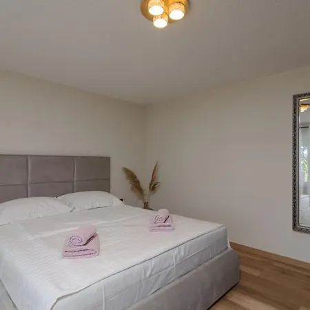 In Okrug Gornji With Pool, Terrace, Ac, Wifi, Washing Machine 3436-5 トロギール