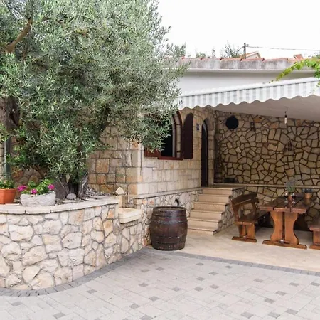 In Okrug Gornji With Pool, Terrace, Ac, Wifi, Washing Machine 3436-5 アパート *
